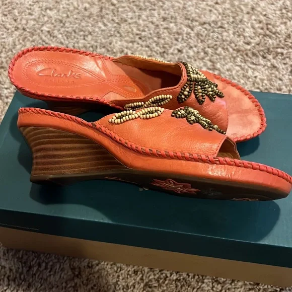 CLARKS WOMENS LEATHER SLIDES IN SZ 6.5…BEAUTIFUL CORAL COLOR…WORN ONE TIME!!! - Picture 5 of 9